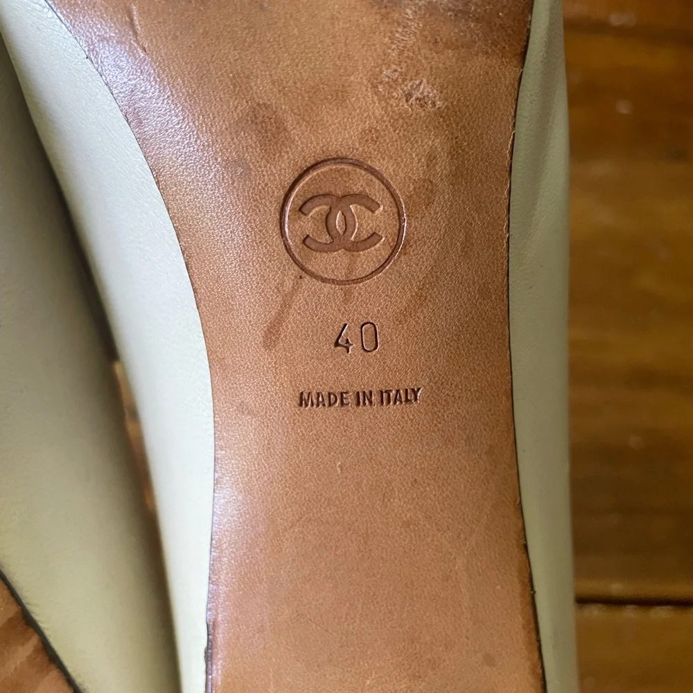 Vintage 80s Chanel Leather Heels Pumps Cap Toe Beige Ivory Size 40 Made In Italy - Picture 5 of 11